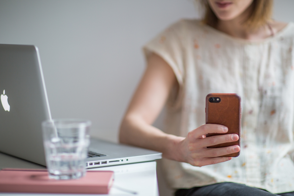 telefon z wyciszonymi powiadomieniami