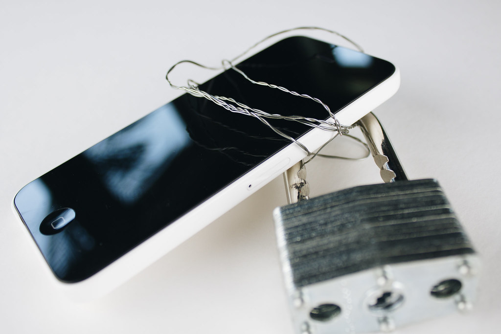 tarcza i klucz obok telefonu