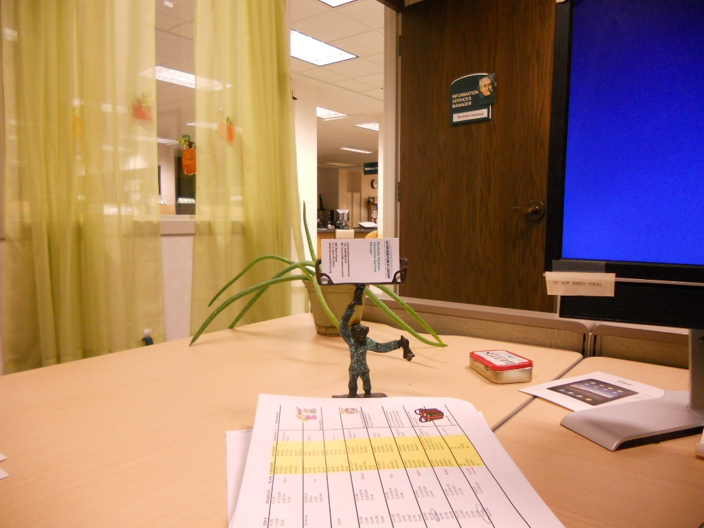 biurko z ergonomicznym krzesłem i monitorem